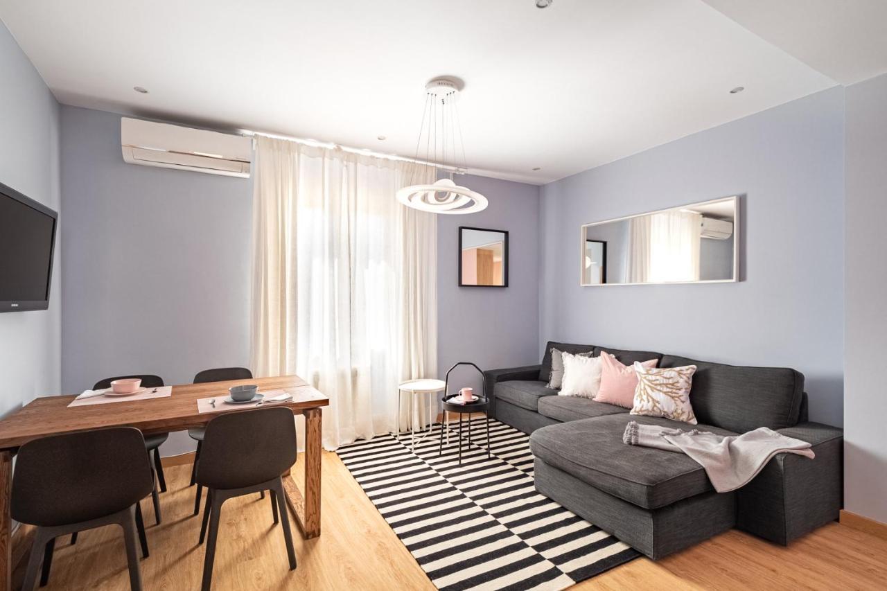 Three Bedrooms Apartment Barcelona Bagian luar foto