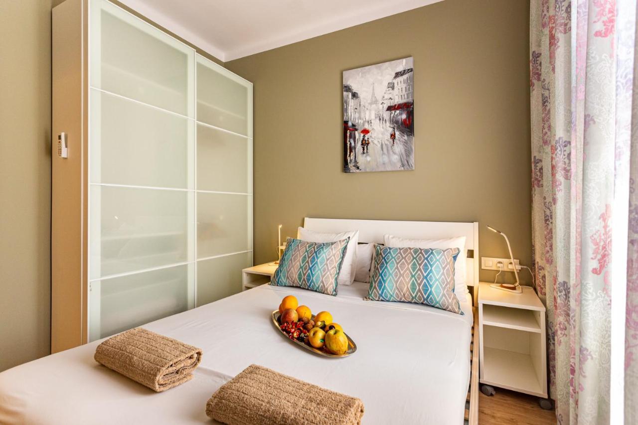 Three Bedrooms Apartment Barcelona Bagian luar foto